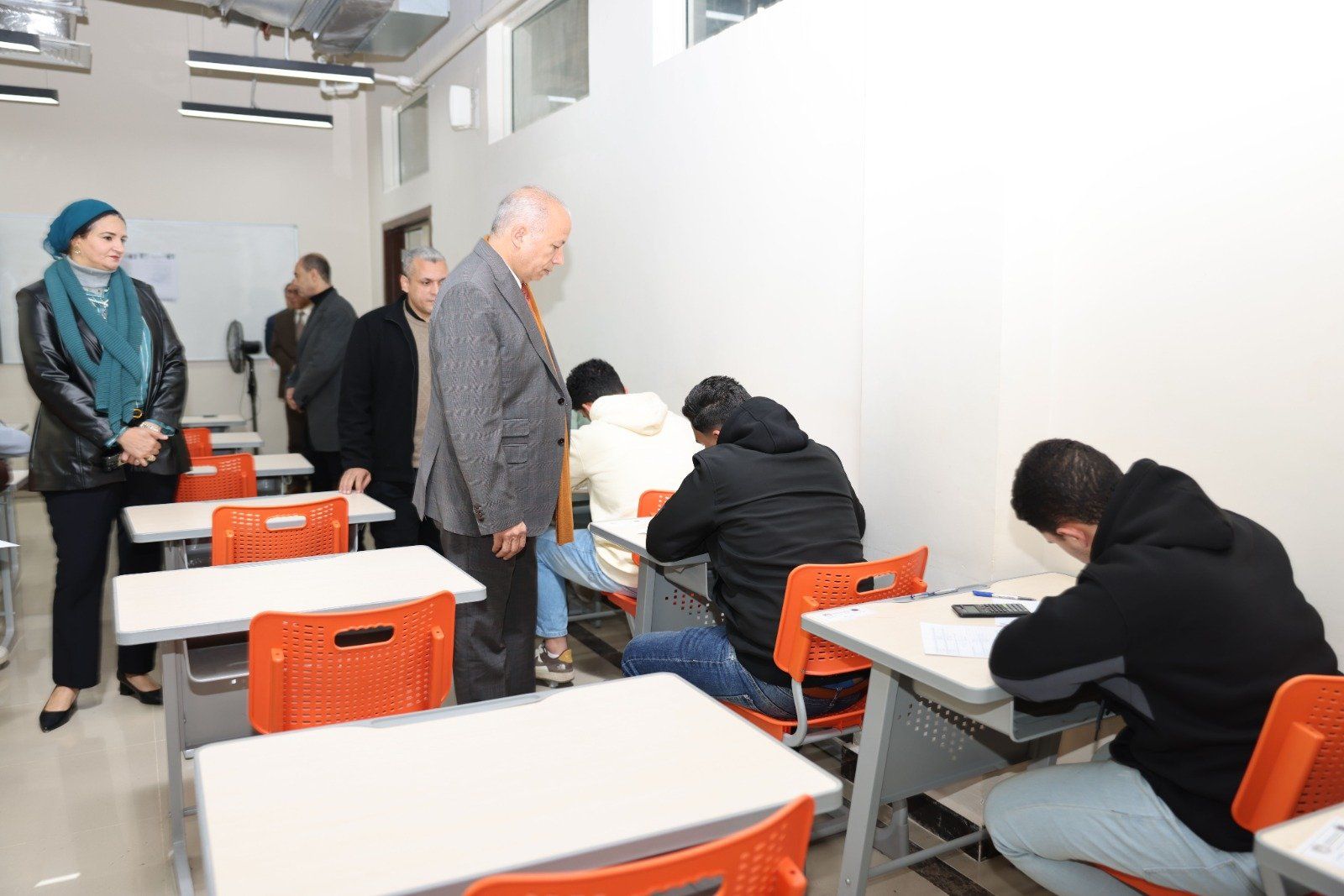 رئيس جامعة جامعة المنصورة الأهلية يتفقد الامتحانات