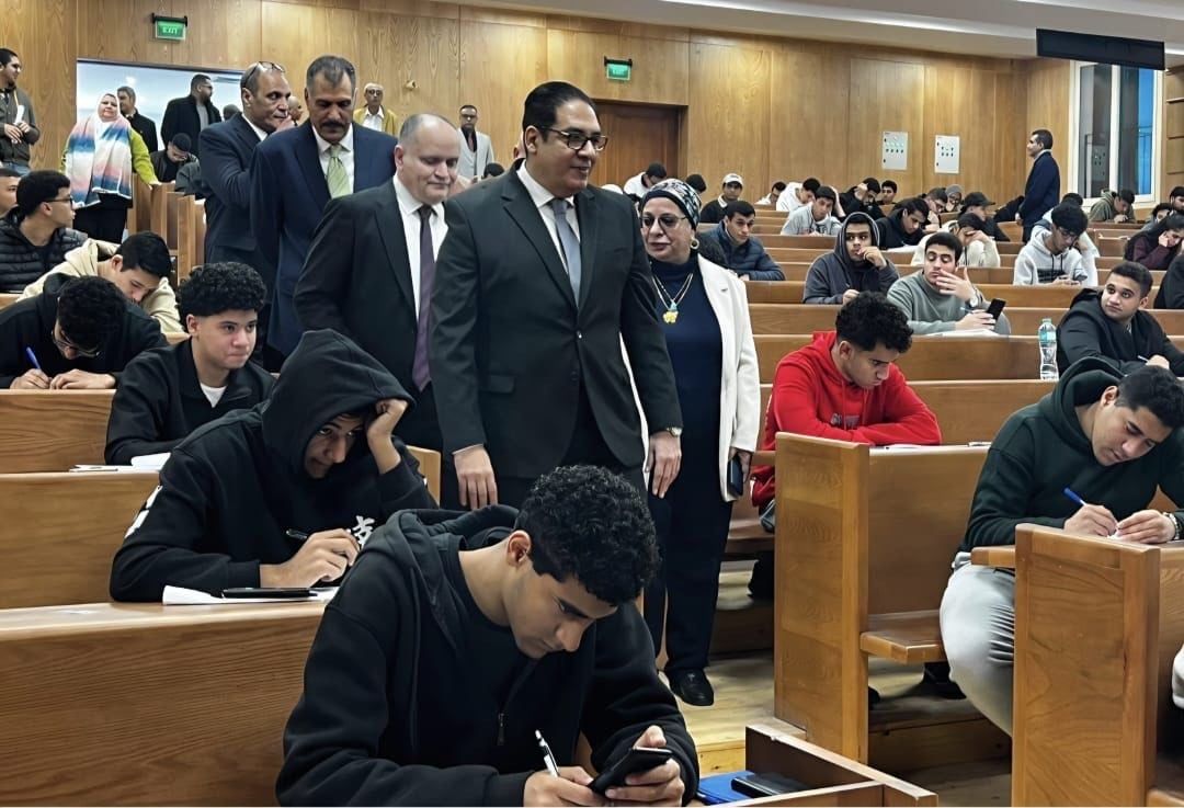رئيس جامعة القاهرة يتفقد امتحانات الجامعة الأهلية والفرع الدولي (1)