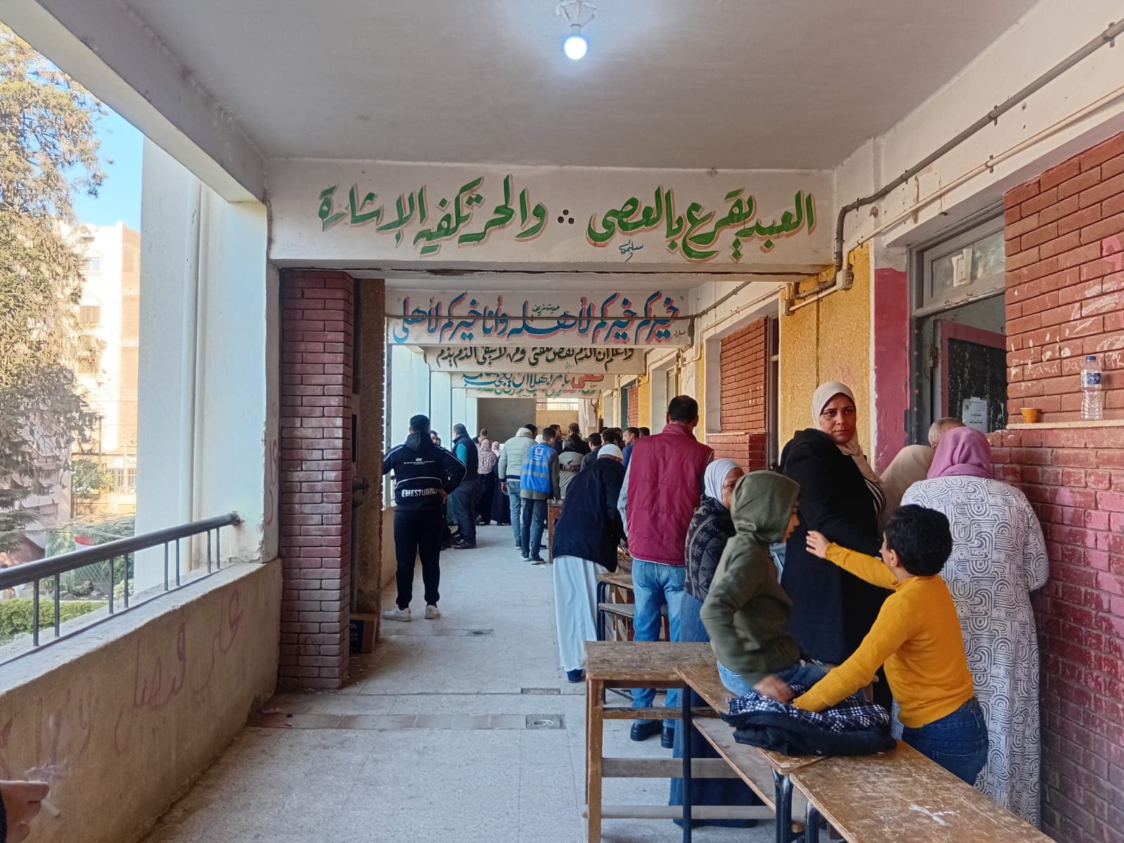 إقبال المواطنين بلجان منشأة القناطر فى جولة الإعادة لانتخابات نواب 2025 (1) إقبال المواطنين بلجان منشأة القناطر فى جولة الإعادة لانتخابات نواب 2025 (1)