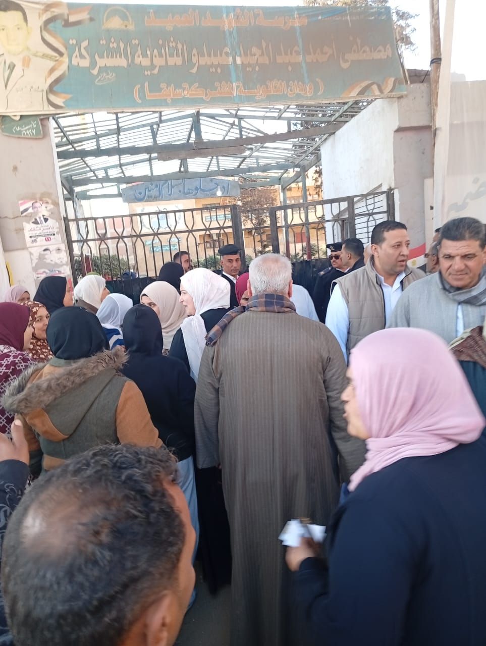 إقبال المواطنين بلجان منشأة القناطر فى جولة الإعادة لانتخابات نواب 2025 (3) إقبال المواطنين بلجان منشأة القناطر فى جولة الإعادة لانتخابات نواب 2025 (3)