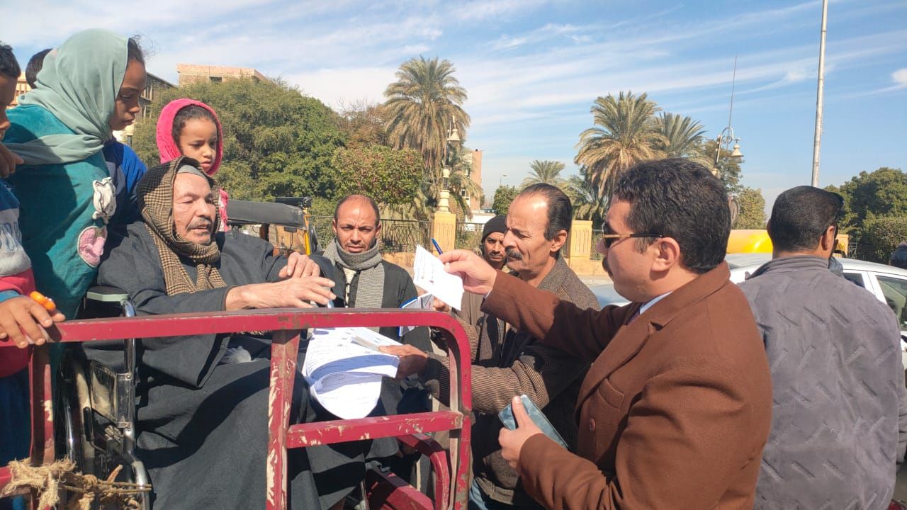 رئيس لجنة بالأقصر يخرج لمواطن على تروسيكل للحصول على تصويته