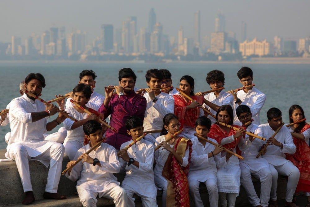 عازفو الفلوت الهنود يتدربون في منطقة مارين درايف في مومباي استعداداً لعزف سيمفونية الفلوت (6)