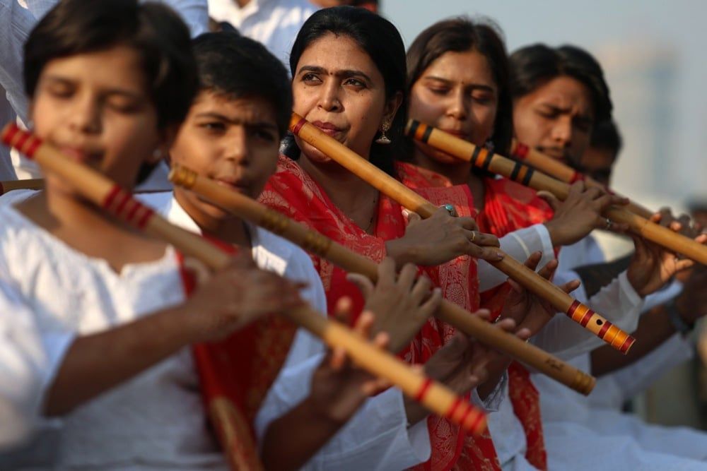 عازفو الفلوت الهنود يتدربون في منطقة مارين درايف في مومباي استعداداً لعزف سيمفونية الفلوت (8)