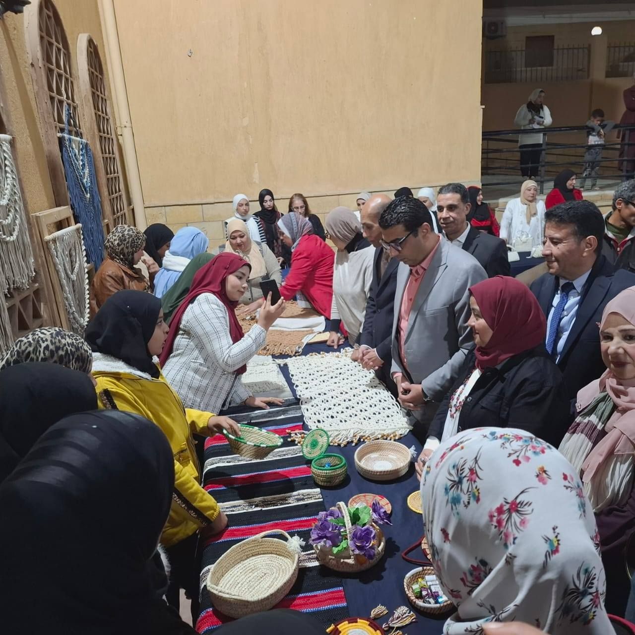 الحضور يتفقدون نتائج الورش الفنية والحرفية التي نُفذت على مدار الملتقى