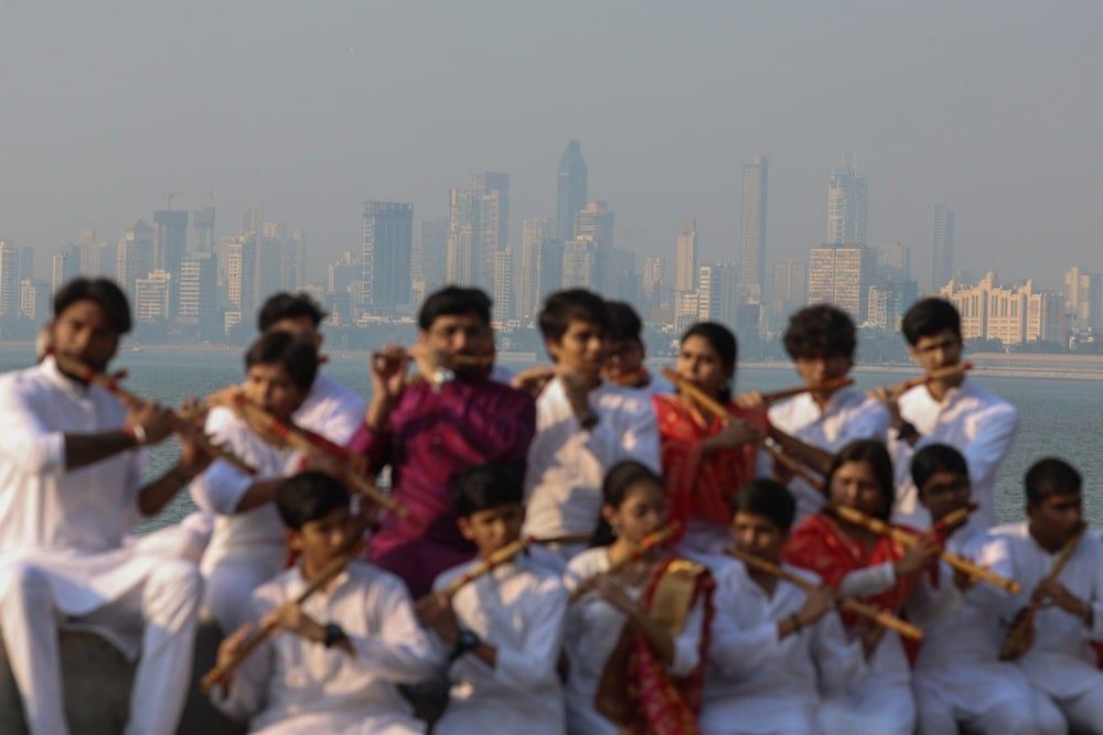 عازفو الفلوت الهنود يتدربون في منطقة مارين درايف في مومباي استعداداً لعزف سيمفونية الفلوت (9)