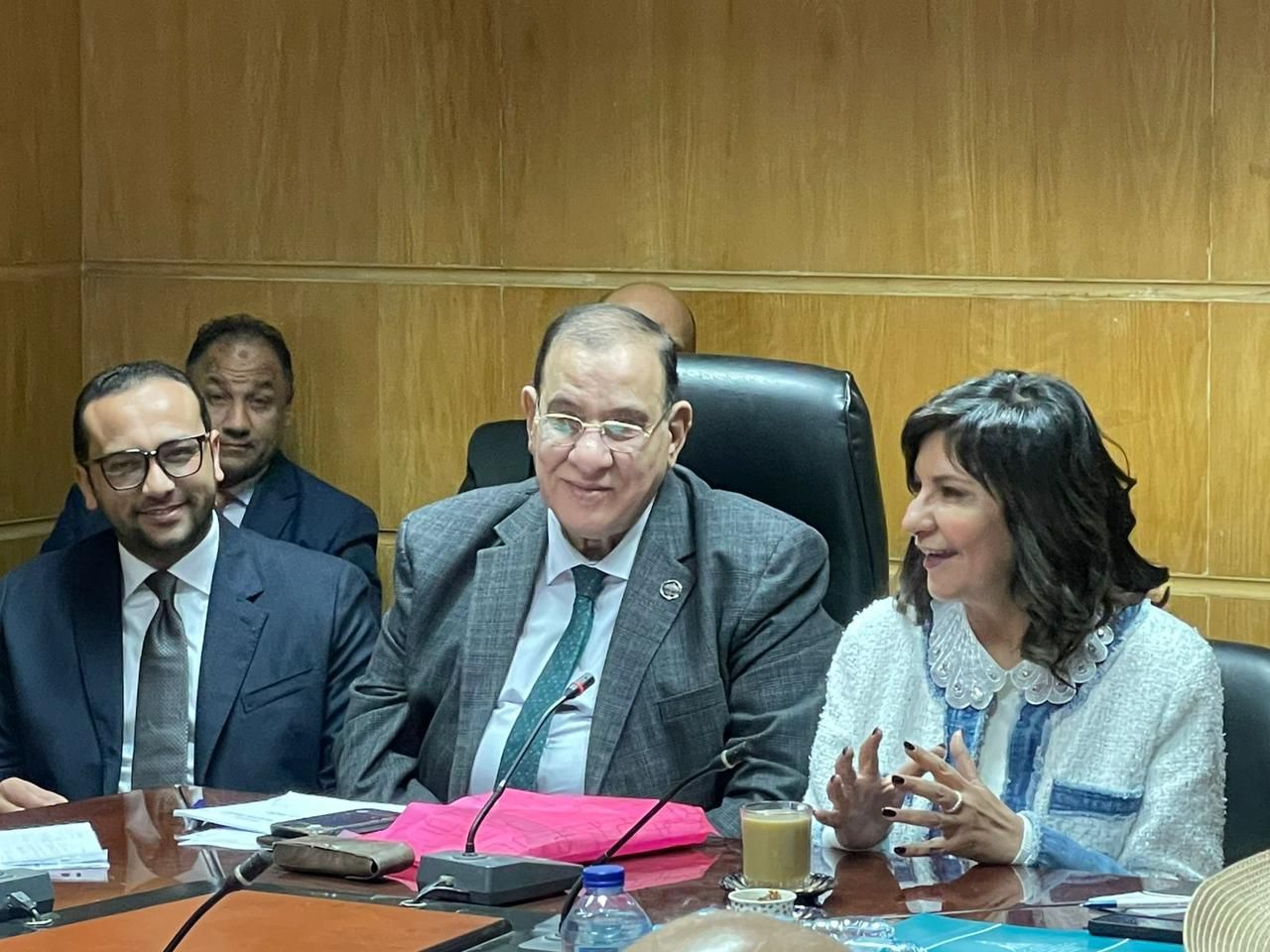 خلال الاجتماع (4)