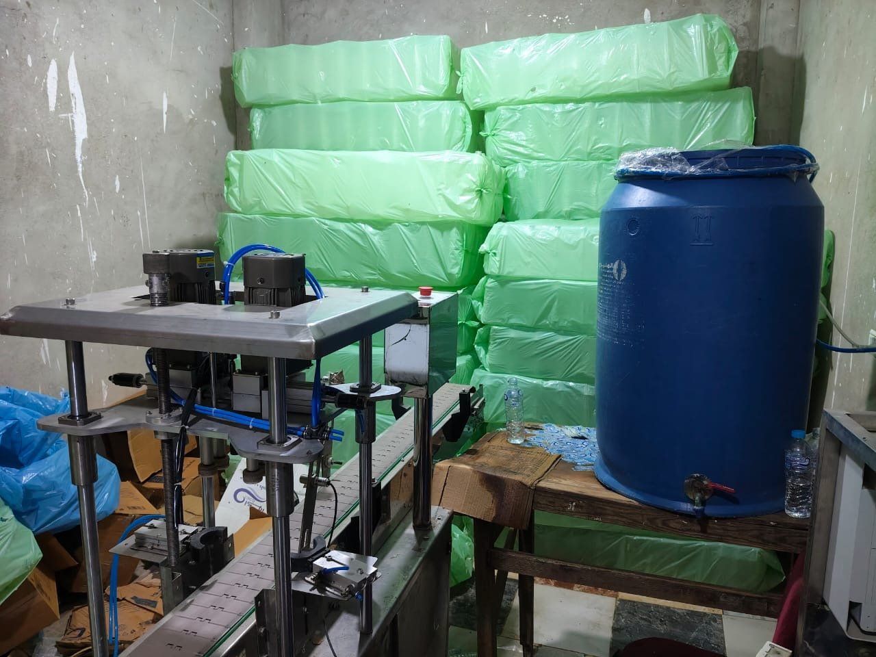 جانب من تشميع منشأة لتعبئة المياه العادية جانب من تشميع منشأة لتعبئة المياه العادية