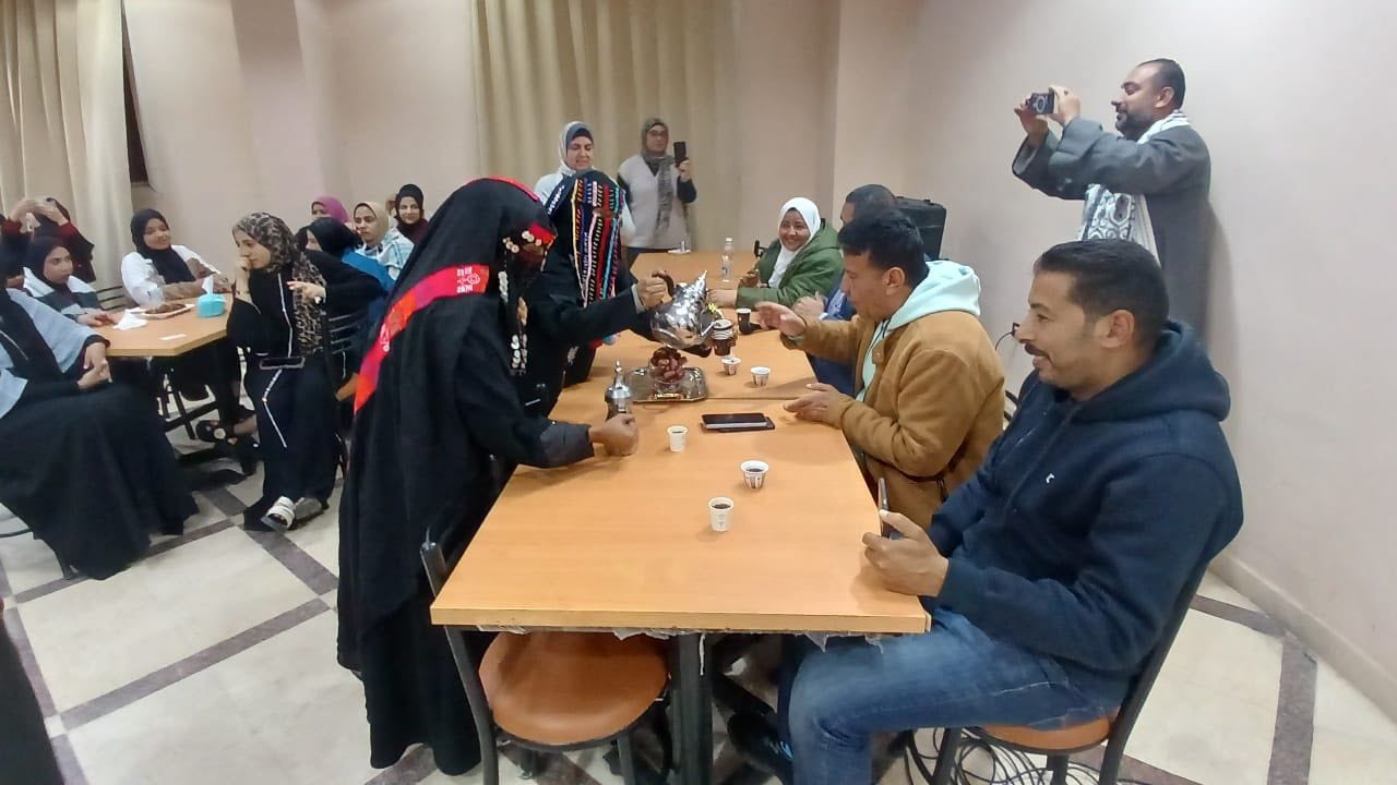 عرض منتجات الفتيات ضمن لقاء تثقيفي بالأقصر حول المشروعات الصغيرة عرض منتجات الفتيات ضمن لقاء تثقيفي بالأقصر حول المشروعات الصغيرة