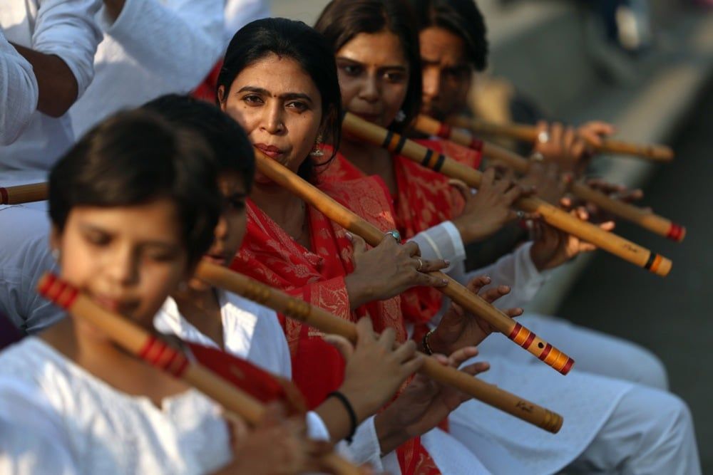 عازفو الفلوت الهنود يتدربون في منطقة مارين درايف في مومباي استعداداً لعزف سيمفونية الفلوت (2)