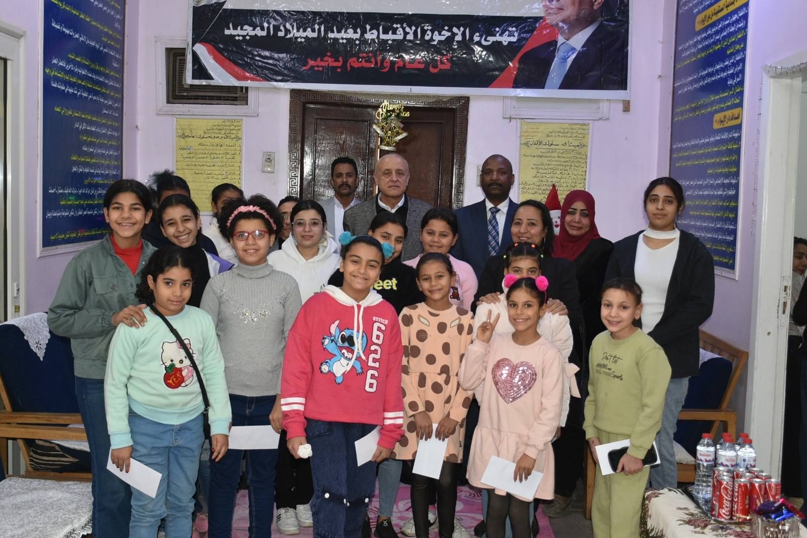 محافظ الأقصر يهنئ أطفال الجمعيتين ويقدم الهدايا لهم بعيد الميلاد