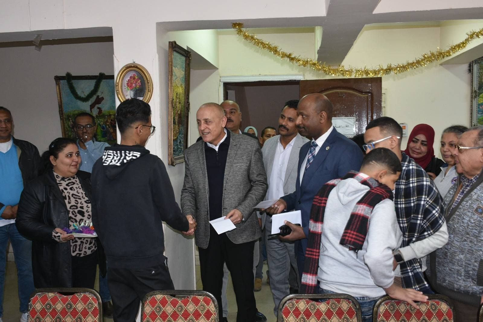 محافظ الأقصر يقدم التهاني والعيديات لأطفال الجمعيات بعيد الميلاد