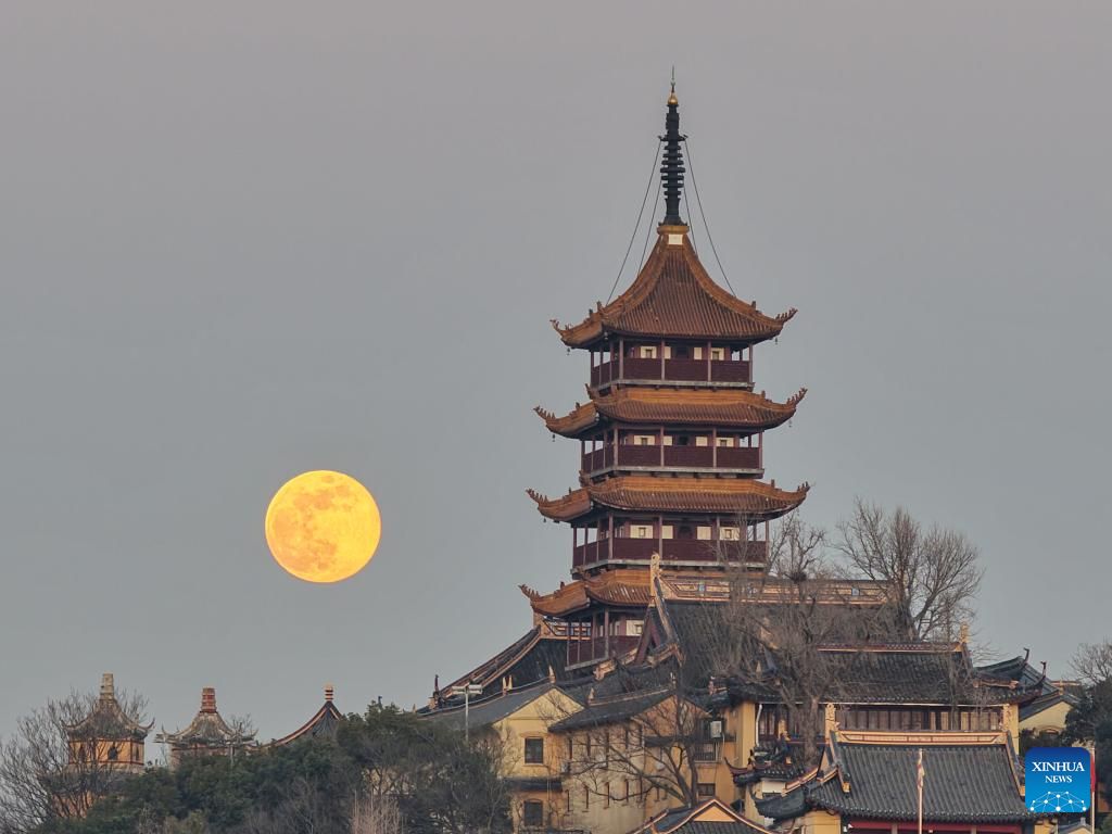 أول قمر عملاق في عام 2026 يظهر في السماء (12) - Copy