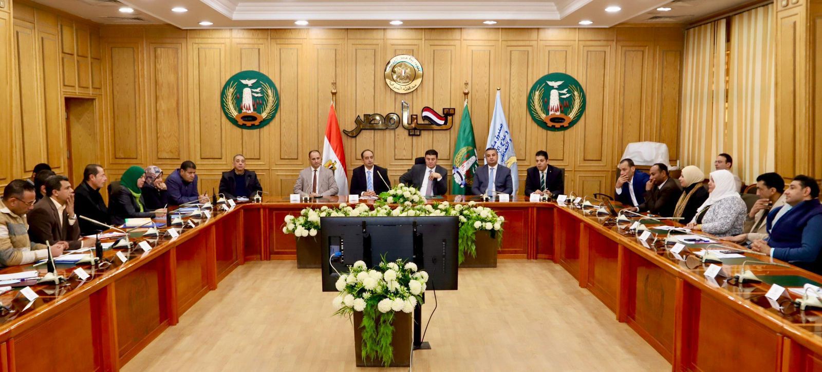 خلال اللقاء مع القيادات التنفيذية بالمحافظة خلال اللقاء مع القيادات التنفيذية بالمحافظة