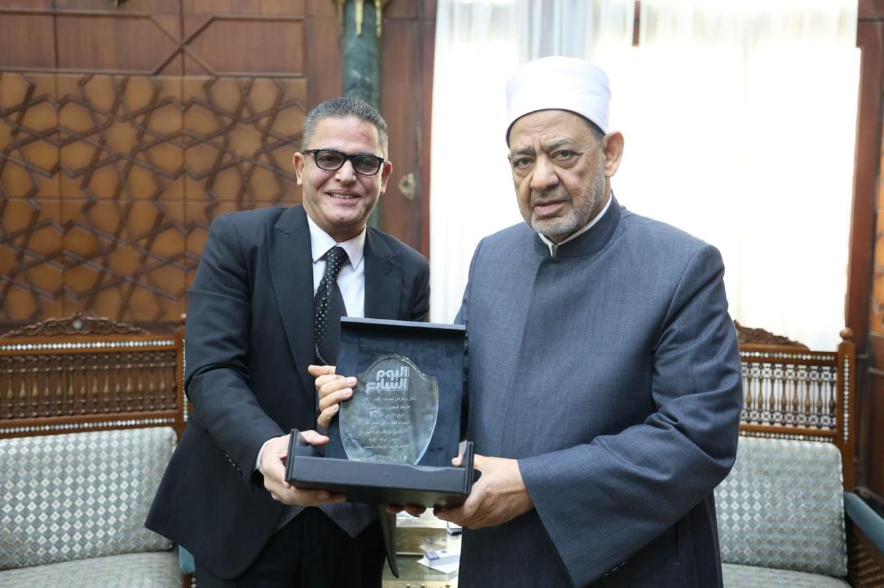 عبد الفتاح عبد المنعم يهدى الإمام الأكبر درع اليوم السابع