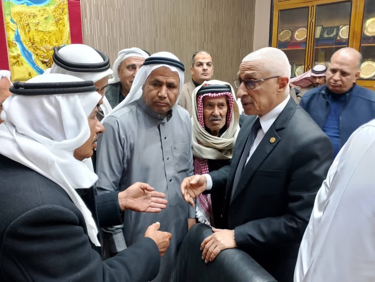 حديث جانبي يجمع محافظ شمال سيناء مع احد الشيوخ حديث جانبي يجمع محافظ شمال سيناء مع احد الشيوخ