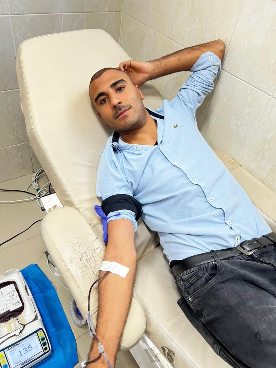 طالب يتبرع بالدم طالب يتبرع بالدم
