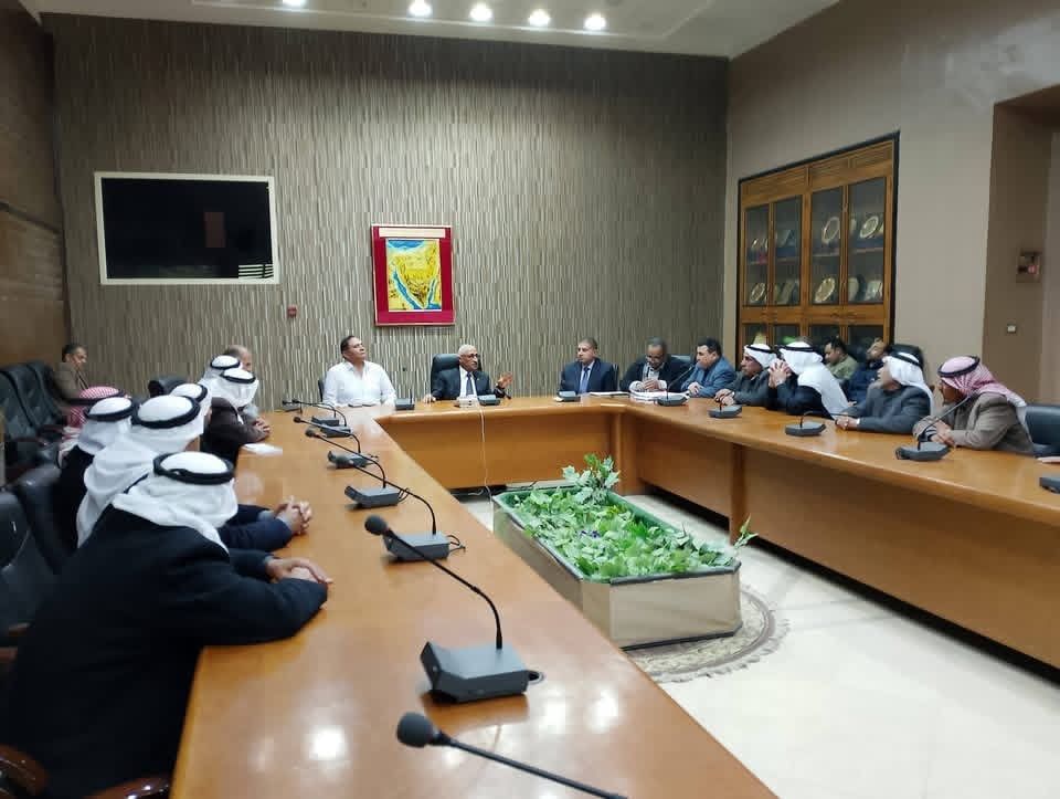 اجتماع المحافظ مع شيوخ القبائل اجتماع المحافظ مع شيوخ القبائل