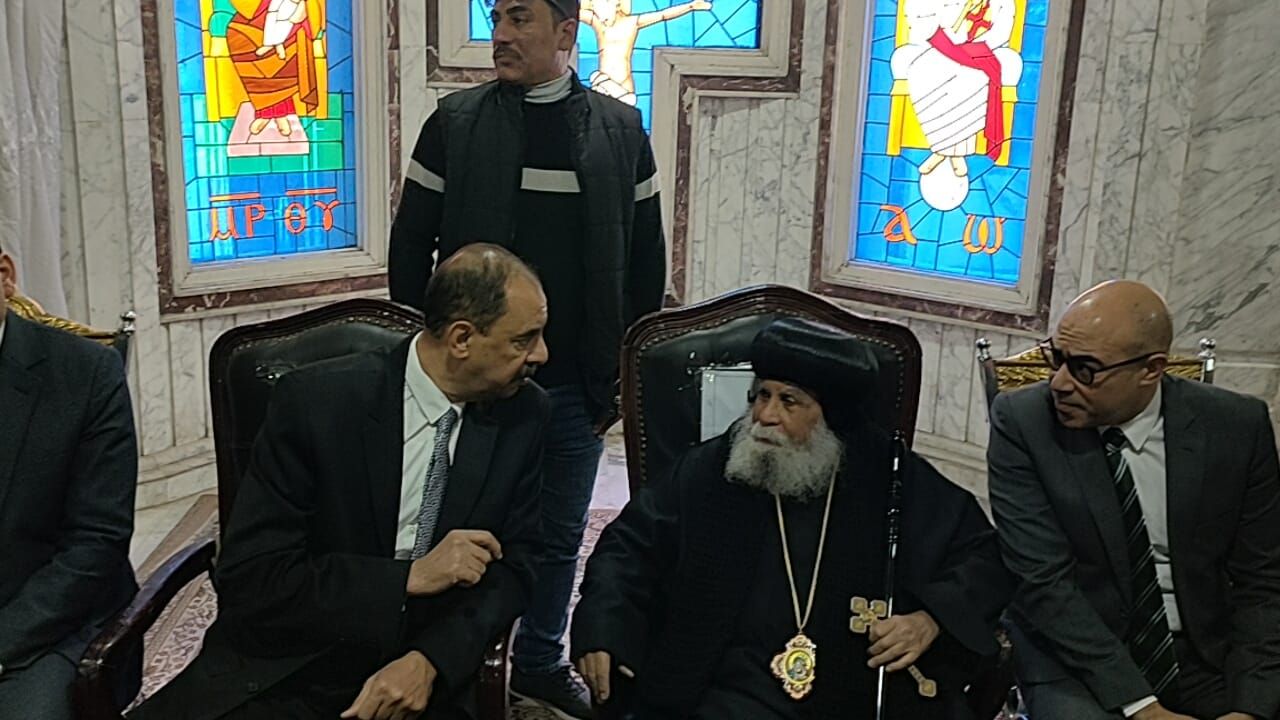 محافظ سوهاج ومدير الأمن يزوران مطرانية أخميم للتهنئة بعيد الميلاد (7)