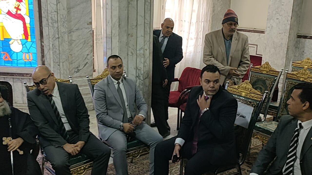 محافظ سوهاج ومدير الأمن يزوران مطرانية أخميم للتهنئة بعيد الميلاد (5)