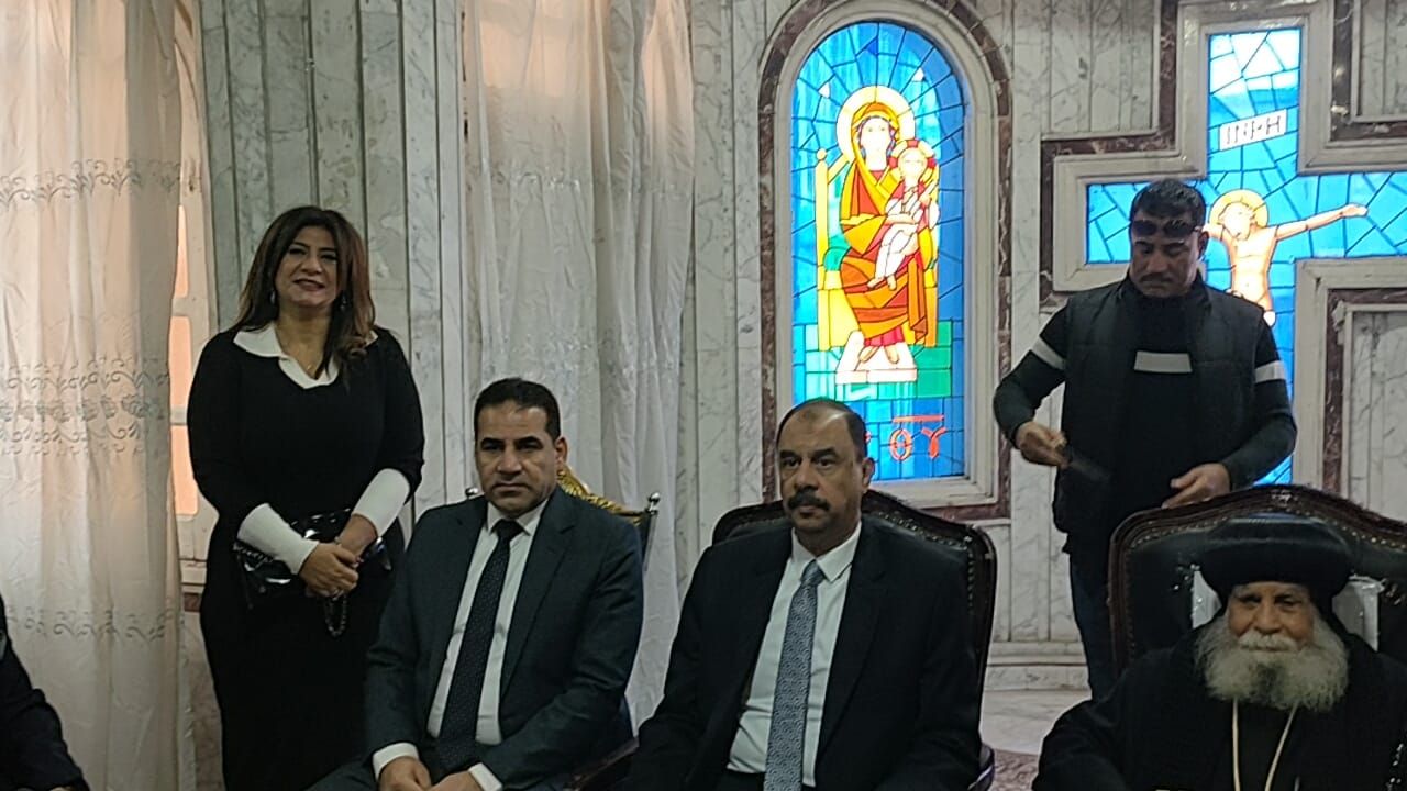 محافظ سوهاج ومدير الأمن يزوران مطرانية أخميم للتهنئة بعيد الميلاد (2)