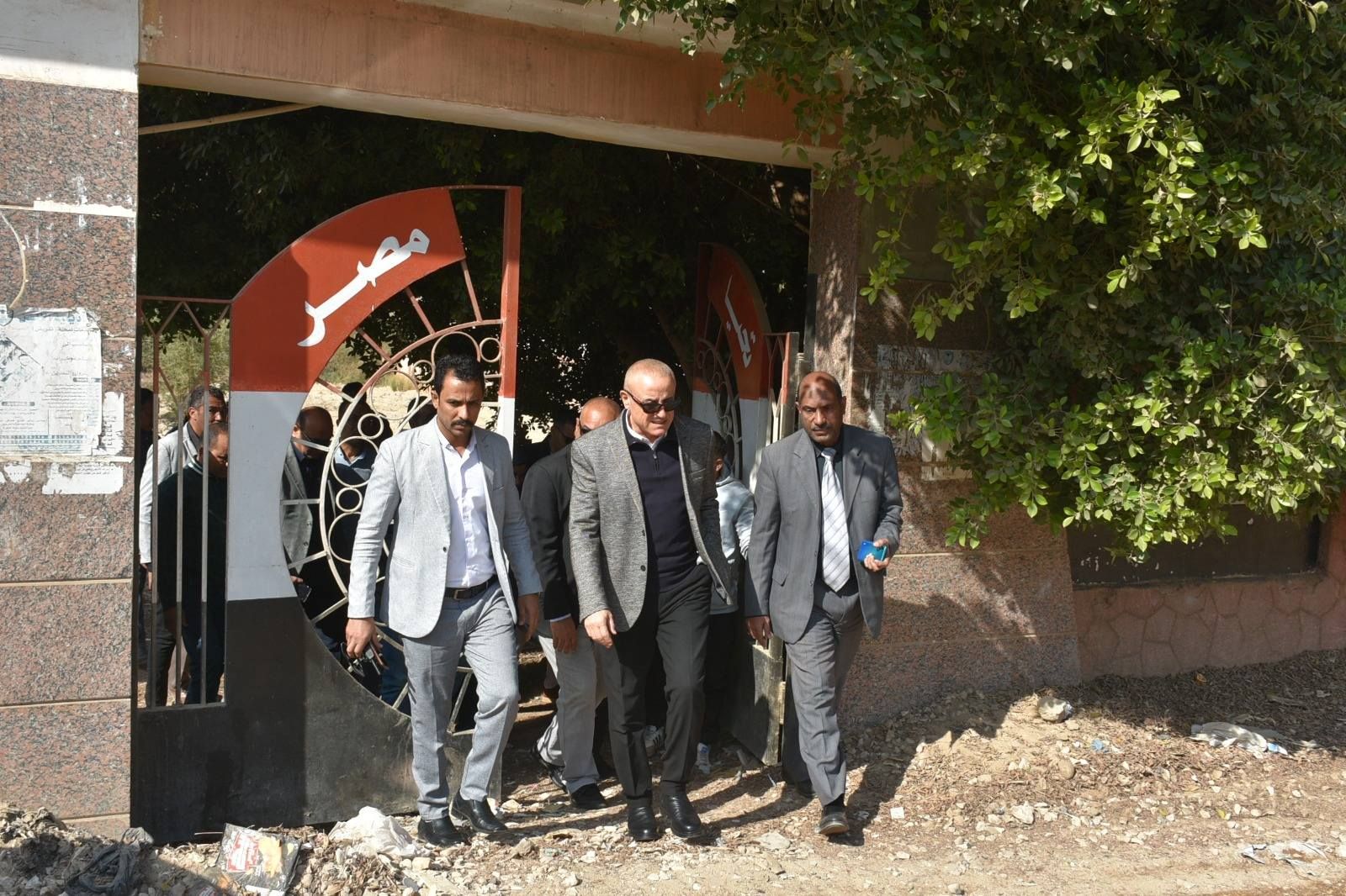 جولة لمحافظ الأقصر بمدرسة الأقصر الفنية بنات بعد إزالة مبنى الورش جولة لمحافظ الأقصر بمدرسة الأقصر الفنية بنات بعد إزالة مبنى الورش