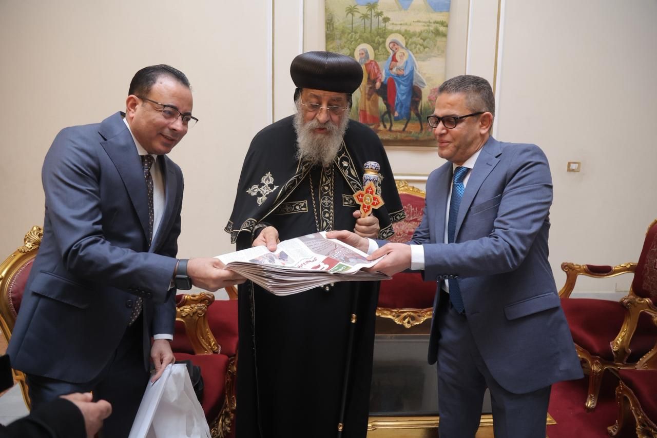 تقديم عدد اليوم السابع هدية تذكارية لقداسة البابا