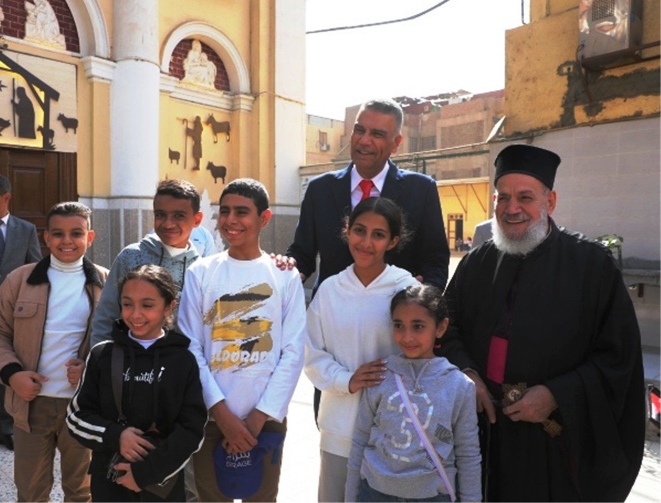 صور تذكارية للمحافظ مع الأطفال