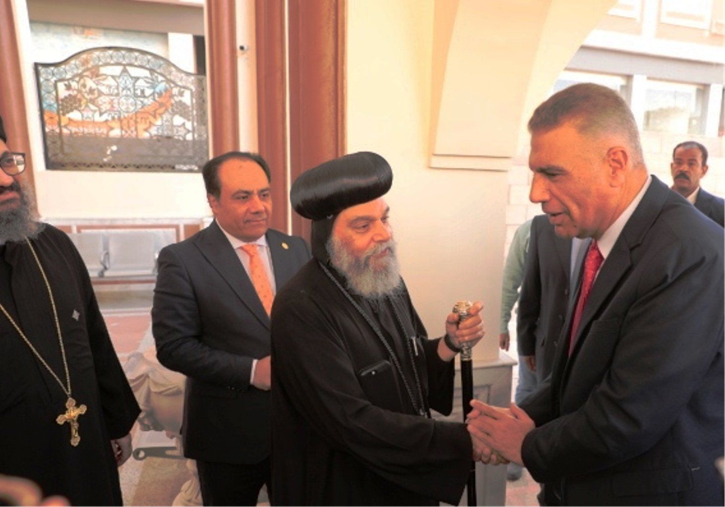 محافظ أسوان يهنئ قيادات الكنيسة