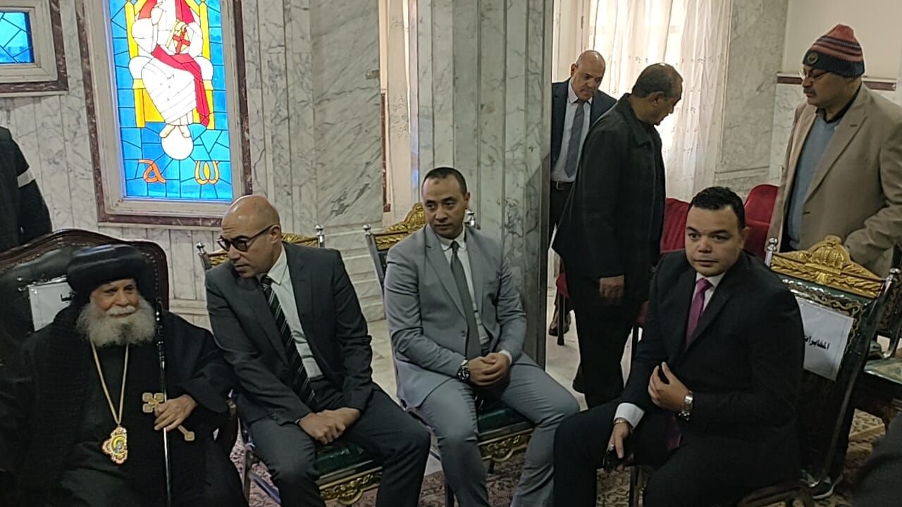 محافظ سوهاج ومدير الأمن يزوران مطرانية أخميم للتهنئة بعيد الميلاد (6)