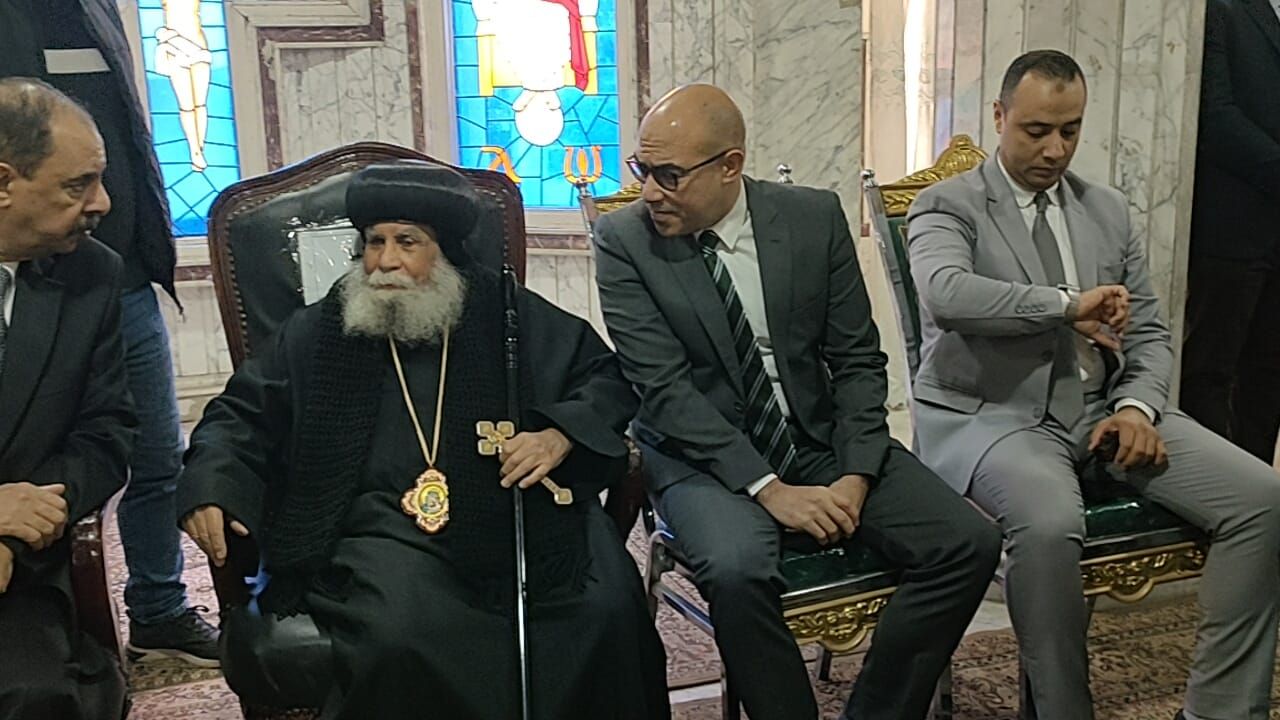 محافظ سوهاج ومدير الأمن يزوران مطرانية أخميم للتهنئة بعيد الميلاد (1)