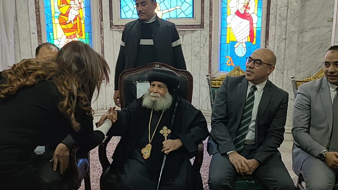 محافظ سوهاج ومدير الأمن يزوران مطرانية أخميم للتهنئة بعيد الميلاد (3)