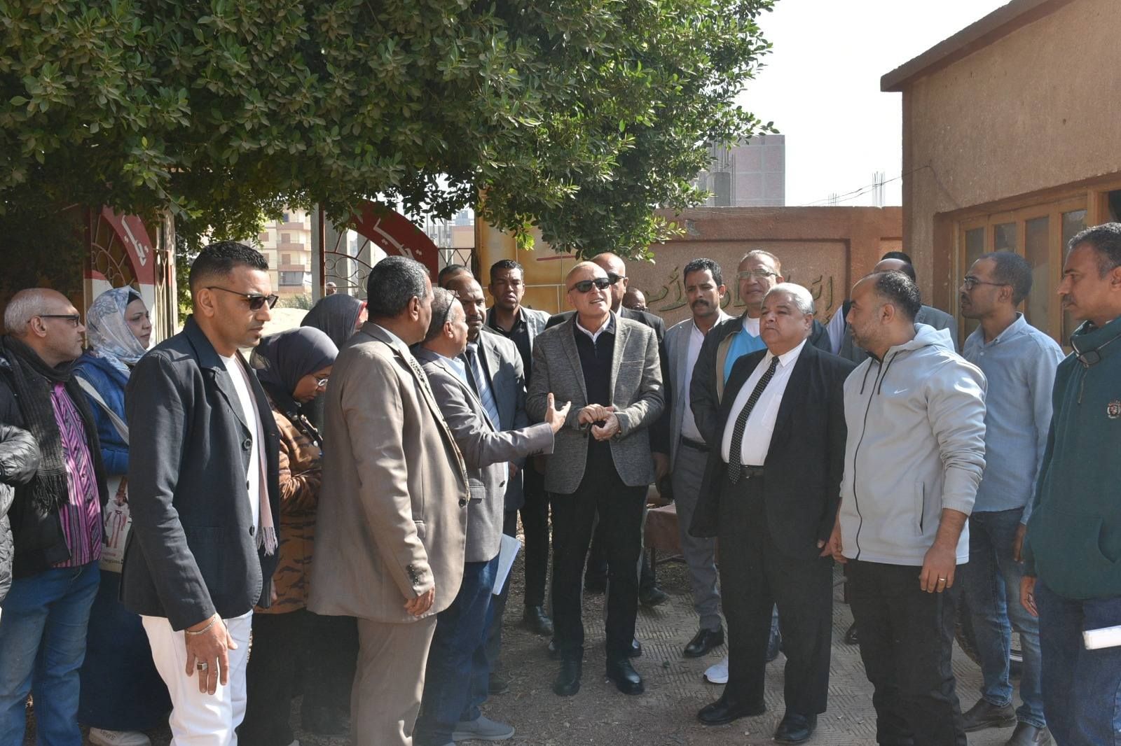 متابعة مدرسة الأقصر الفنية بنات بعد إزالة مبنى الورش للحفاظ على الطالبات متابعة مدرسة الأقصر الفنية بنات بعد إزالة مبنى الورش للحفاظ على الطالبات