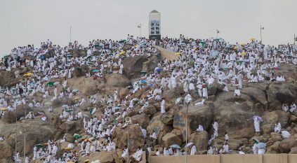في يوم عرفة.. جبل الرحمة يشهد تجليات الدعاء والخشوع والسكينة