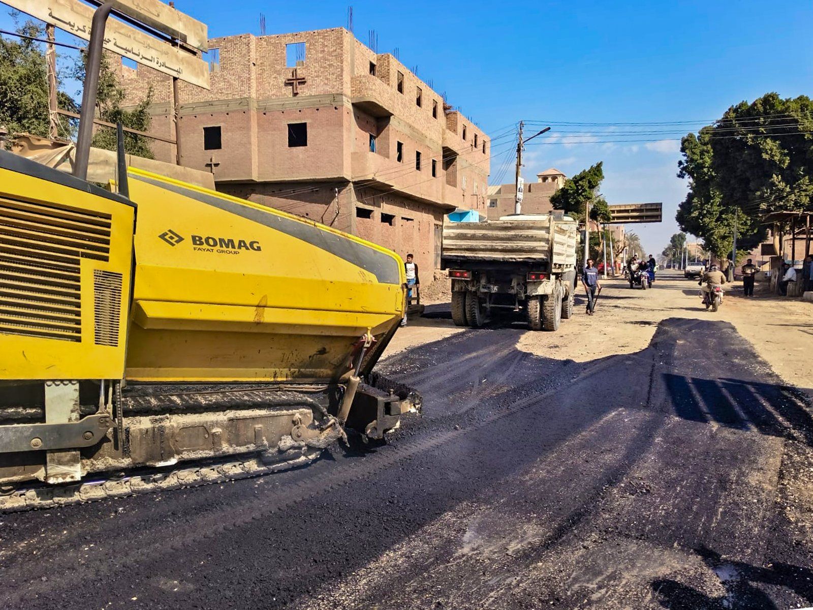 معدات تقوم باعمال الرصف معدات تقوم باعمال الرصف