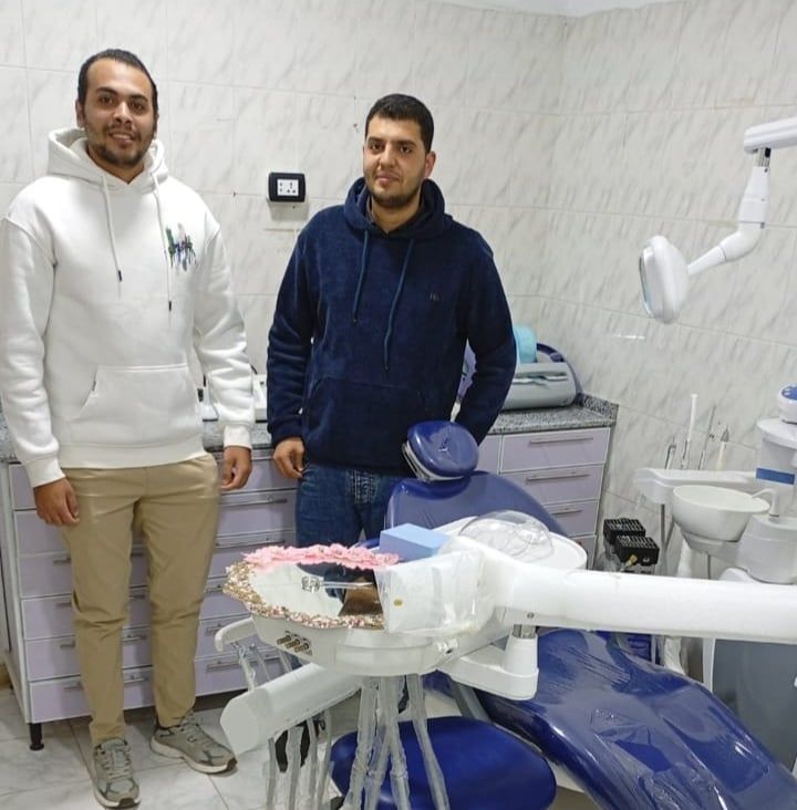 طبيب الأسنان بالعيادة