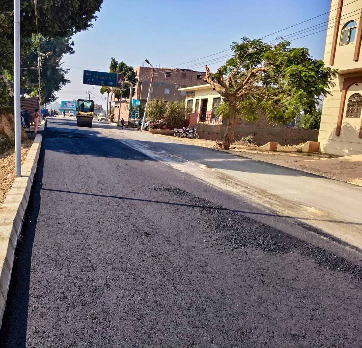 طريق يتم رصفه بالمنشاه طريق يتم رصفه بالمنشاه