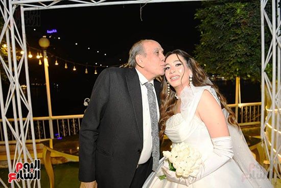 منير-مكرم-يقبل-راس-ابنته