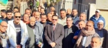 رئيس المركز مع أهالى القرية