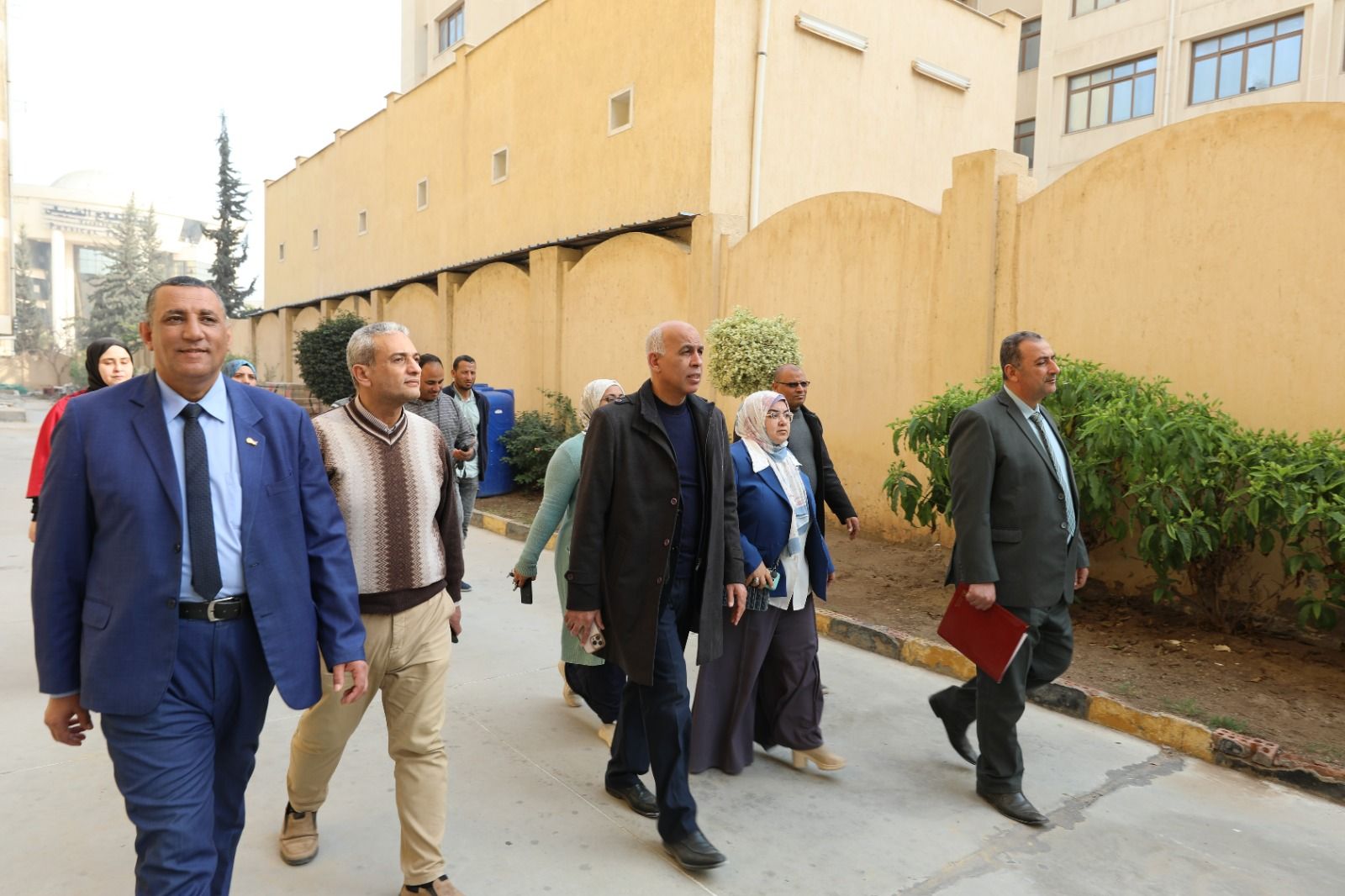 جانب من جولة رئيس الجامعة جانب من جولة رئيس الجامعة