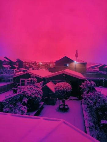 السماء تكتسى بالوردى والجليد يكتسى المبانى والطرقات السماء تكتسى بالوردى والجليد يكتسى المبانى والطرقات