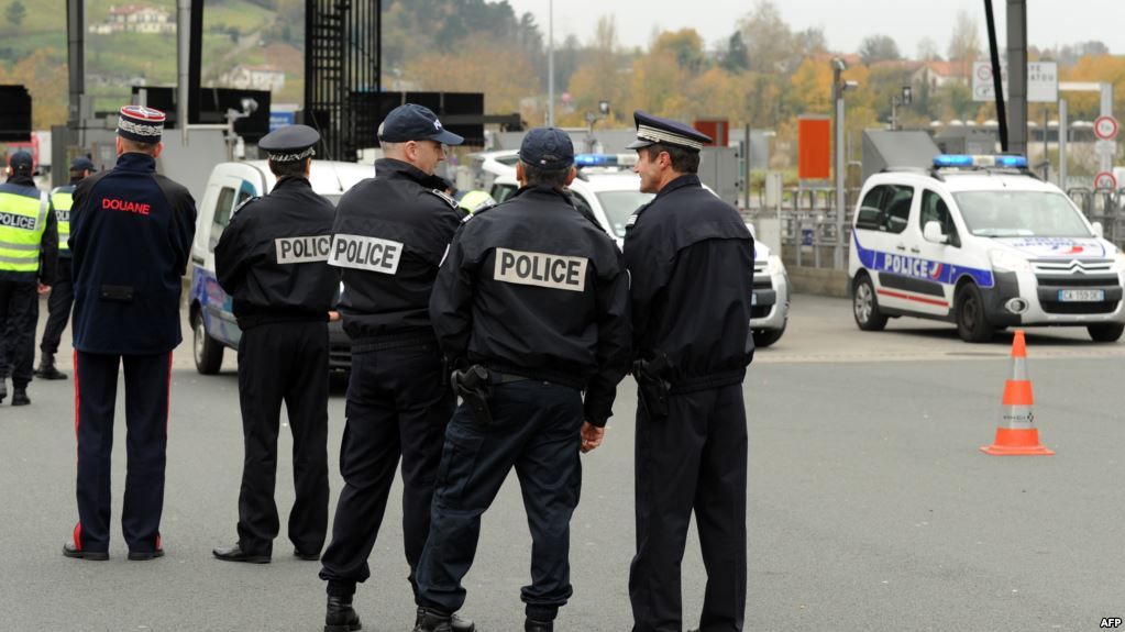 شرطة باريس تقتل مشرداً شهر سكيناً بمطار شارل ديغول