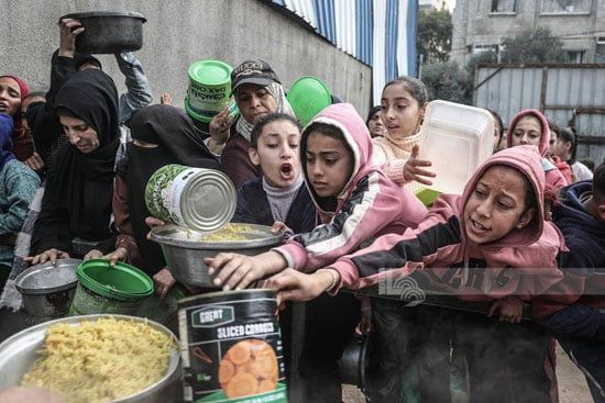 حساء العدس الوجبة الوحيدة المتوفرة فى القطاع