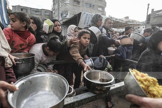غزة نقص الطعام يجبر السكان على الوقوف لساعات طويلة للحصول على وجبة