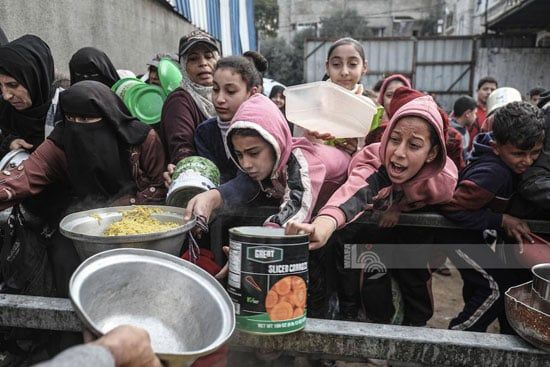 معاناة الأطفال للحصول على الطعام