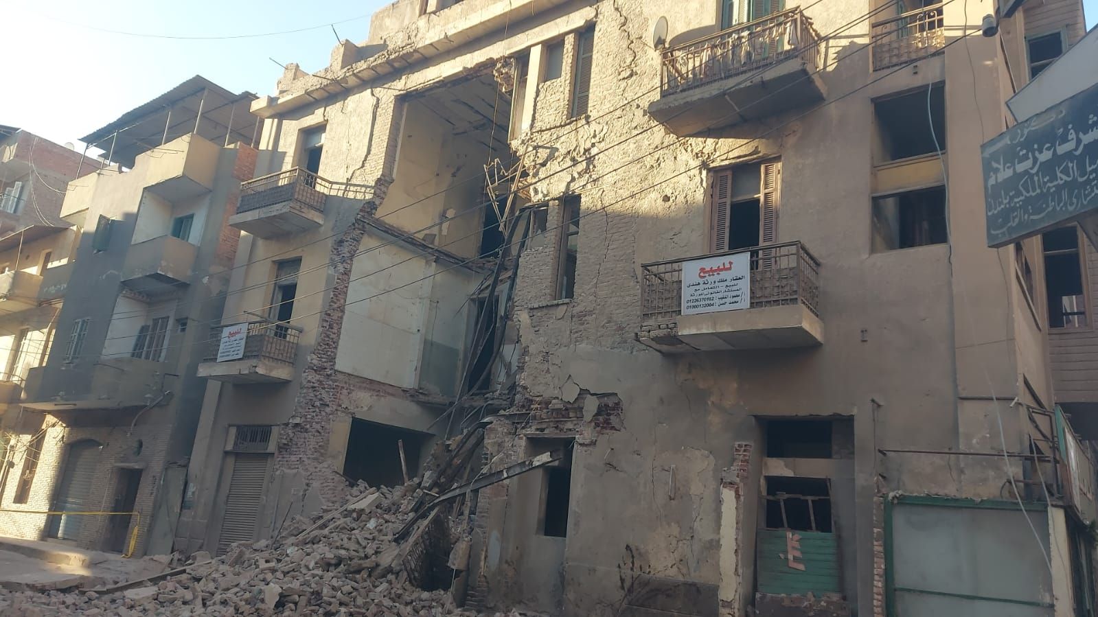 انهيار جزئي لعقار قديم ببنها انهيار جزئي لعقار قديم ببنها