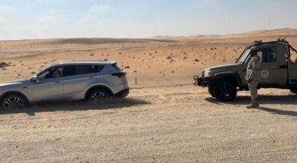 حرس الحدود يقدم المساعدة لمواطن علقت مركبته بصحراء الربع الخالي