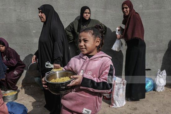 ابتسامة طفلة بعد الحصول على القليل من الطعام