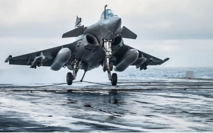 طائرة تحت الماء (3)