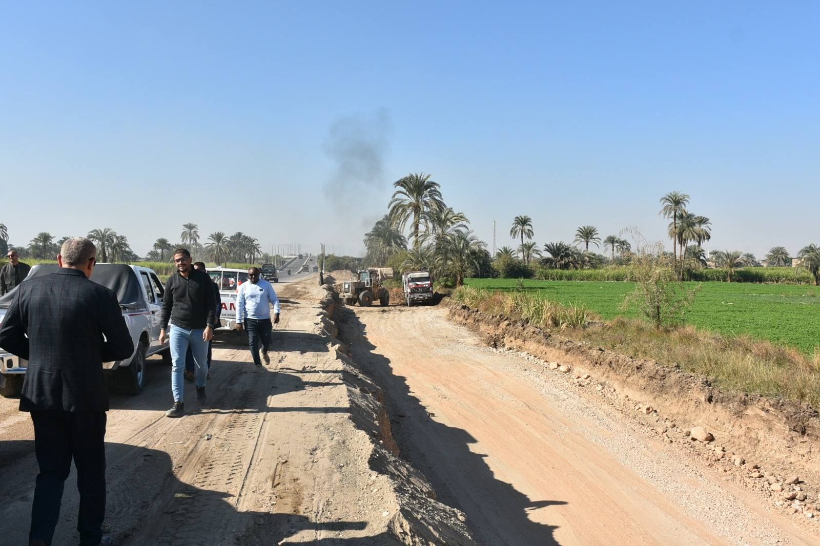 تفقد المحافظ للطريق الصحراوى الشرقى ورصف الطرق لخدمة السائقين تفقد المحافظ للطريق الصحراوى الشرقى ورصف الطرق لخدمة السائقين
