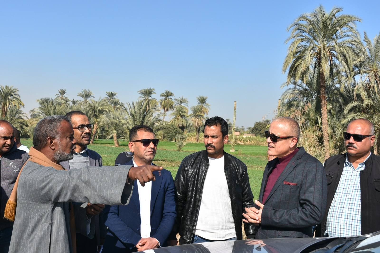 الاستماع للمواطنين خلال جولات محافظ الأقصر بالبياضية الاستماع للمواطنين خلال جولات محافظ الأقصر بالبياضية